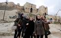 Εξοργιστική απάθεια: «Τουρίστες» βγάζουν σέλφι με φόντο τα ερείπια στο Χαλέπι - Φωτογραφία 1