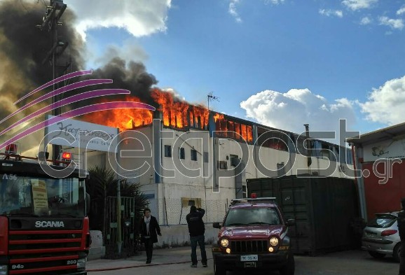 Στις φλόγες εργοστάσιο ξυλείας στο Ηράκλειο [video] - Φωτογραφία 1