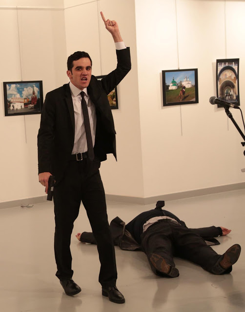 Νεκρός ο Ρώσος πρέσβης στην Άγκυρα από πυρά αγνώστου - Σε video η στιγμή της δολοφονίας - Φωτογραφία 1