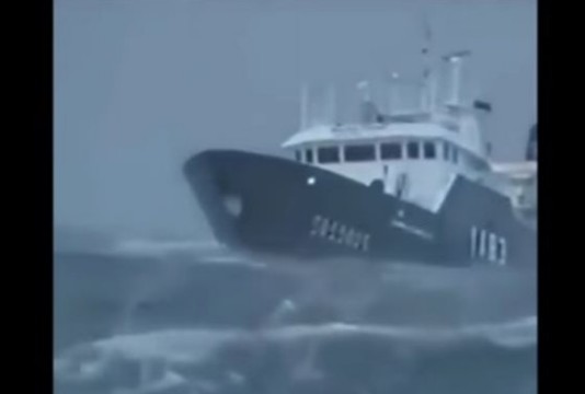 Δείτε 10 πλοία δίνουν μάχη με κύματα που φτάνουν τα 30 μέτρα - Οι εικόνες ΚΟΒΟΥΝ ΤΗΝ ΑΝΑΣΑ [video] - Φωτογραφία 1