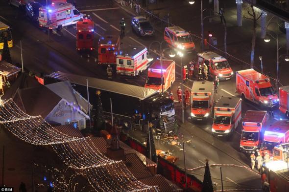 Τραγωδία στο Βερολίνο: 12 νεκροί και 48 τραυματίες απο την επίθεση στη χριστουγεννιάτικη αγορά - BINTEO - Φωτογραφία 1