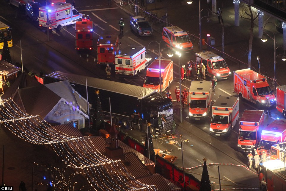 Τραγωδία στο Βερολίνο: 12 νεκροί και 48 τραυματίες απο την επίθεση στη χριστουγεννιάτικη αγορά - BINTEO - Φωτογραφία 3
