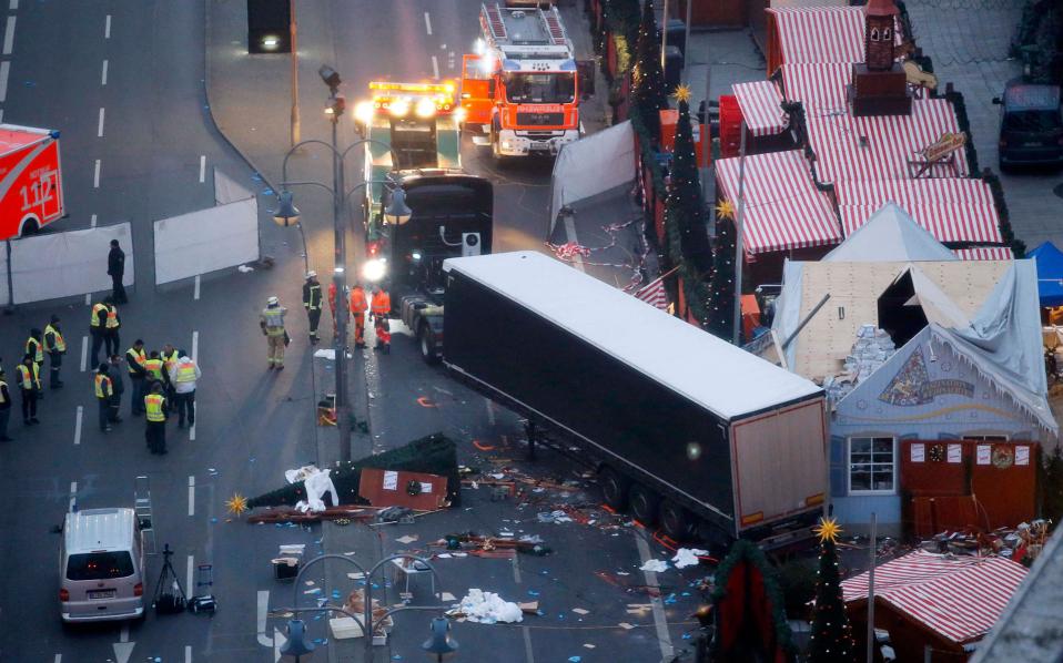 Τρομοκρατικό χτύπημα στο Βερολίνο: 12 νεκροί και 48 τραυματίες σε επίθεση με φορτηγό - Φωτογραφία 2