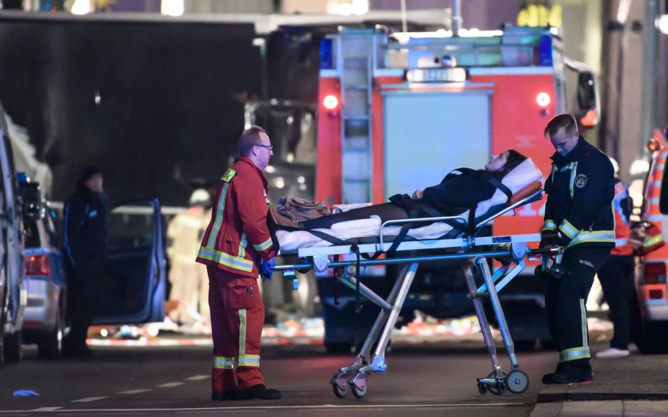 Τρομοκρατικό χτύπημα στο Βερολίνο: 12 νεκροί και 48 τραυματίες σε επίθεση με φορτηγό - Φωτογραφία 6