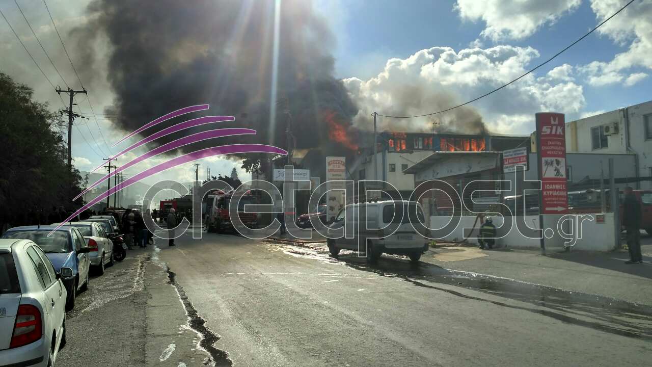 Κρήτη: Στάχτη και αποκαίδια άφησε πίσω της η φωτιά στο εργοστάσιο ξυλείας - Φωτογραφία 2