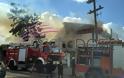Κρήτη: Στάχτη και αποκαίδια άφησε πίσω της η φωτιά στο εργοστάσιο ξυλείας