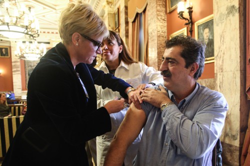 Άδωνις και Πολάκης εμβολιάσθηκαν με το αντιγριπικό εμβόλιο στη Βουλή - Φωτογραφία 1