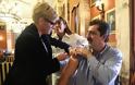 Άδωνις και Πολάκης εμβολιάσθηκαν με το αντιγριπικό εμβόλιο στη Βουλή