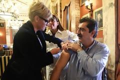 Άδωνις και Πολάκης εμβολιάσθηκαν με το αντιγριπικό εμβόλιο στη Βουλή