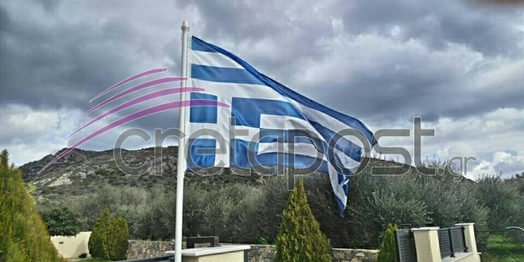 ΑΠΙΣΤΕΥΤΟ! Υποδέχθηκαν τον Τσίπρα με τη σημαία... ανάποδα σε χωριό της Κρήτης - Φωτογραφία 1