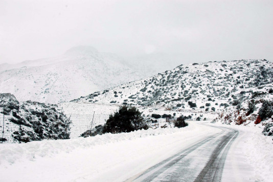 Κρήτη: Εγκλωβισμένοι οδηγοί στα χιόνια - Προβλήματα και κλειστά σχολεία! - Φωτογραφία 1