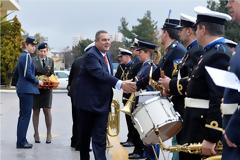 Χριστουγεννιάτικα κάλαντα στον ΥΕΘΑ Πάνο Καμμένο