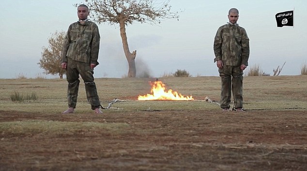 Ανατριχιαστικό ΒΙΝΤΕΟ - Τζιχαντιστές πυρπολούν δύο Τούρκους στρατιώτες - Φωτογραφία 2