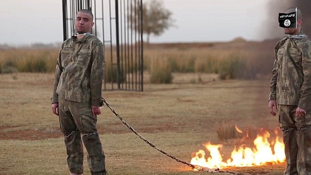 Ανατριχιαστικό ΒΙΝΤΕΟ - Τζιχαντιστές πυρπολούν δύο Τούρκους στρατιώτες - Φωτογραφία 3