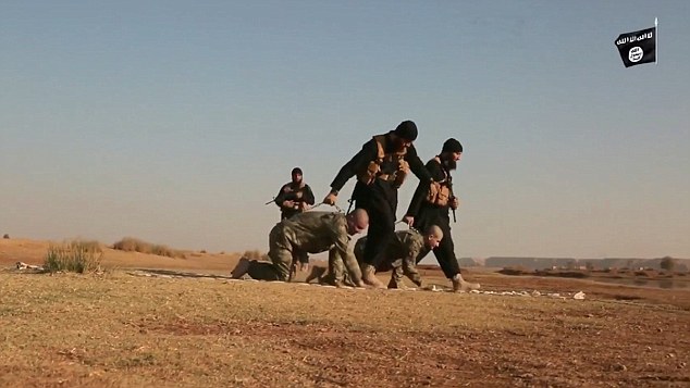 Ανατριχιαστικό ΒΙΝΤΕΟ - Τζιχαντιστές πυρπολούν δύο Τούρκους στρατιώτες - Φωτογραφία 4