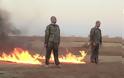 Ανατριχιαστικό ΒΙΝΤΕΟ - Τζιχαντιστές πυρπολούν δύο Τούρκους στρατιώτες - Φωτογραφία 5