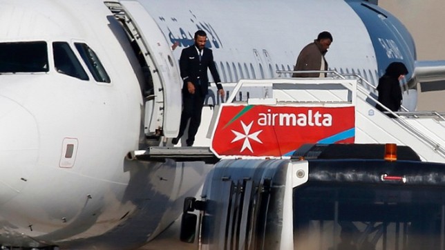 Ρέπλικες τα όπλα που χρησιμοποίησαν οι αεροπειρατές στη Μάλτα - Φωτογραφία 1