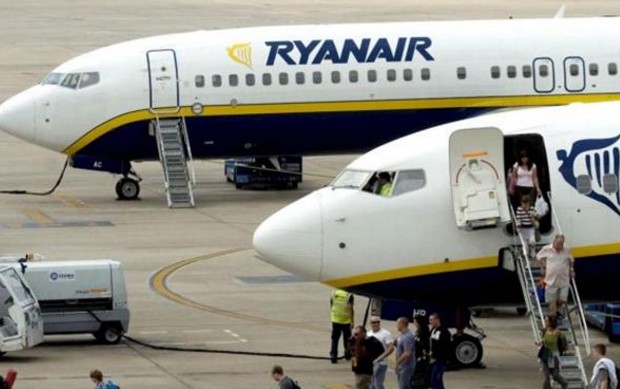 Χανιά: Εργαζόμενος έπεσε από τη σκάλα αεροσκάφους της Ryanair - Χειρουργείται τώρα στο κεφάλι - Φωτογραφία 1