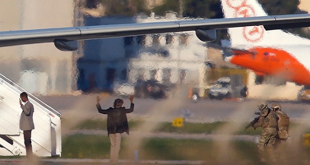 Οι δύο αεροπειρατές με χειροβομβίδες και η πίστη στον Καντάφι - Φωτογραφία 1