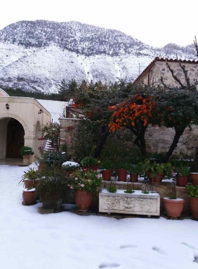 “Λευκό πέπλο” έχει καλύψει ιστορικό μοναστήρι της Κρήτης - Φωτογραφία 2
