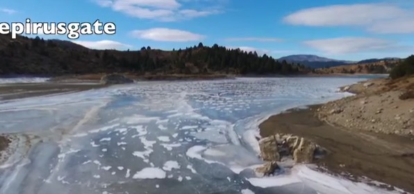 Στην παγωμένη λίμνη πηγών Αώου στο Μέτσοβο - Φωτογραφία 1