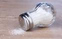Αλάτι: 5 σημάδια που στέλνει το σώμα ότι πρέπει να το ελαττώσετε