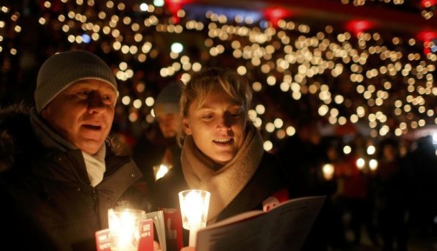 Γιόρτασαν τα Χριστούγεννα παρά τον φόβο και τη θλίψη στη Γερμανία - Φωτογραφία 1