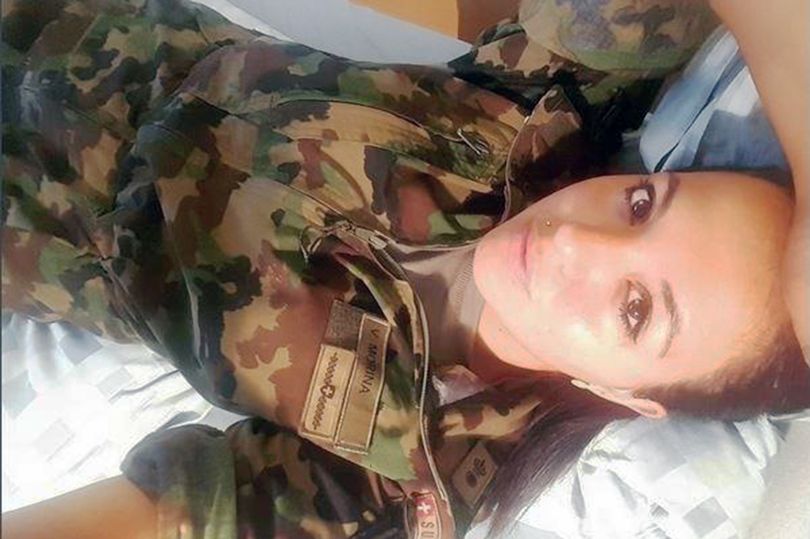 Πονοκέφαλος για τον ελβετικό στρατό οι selfies από τις όμορφες στρατιωτίνες - Φωτογραφία 2