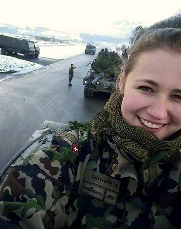 Πονοκέφαλος για τον ελβετικό στρατό οι selfies από τις όμορφες στρατιωτίνες - Φωτογραφία 3