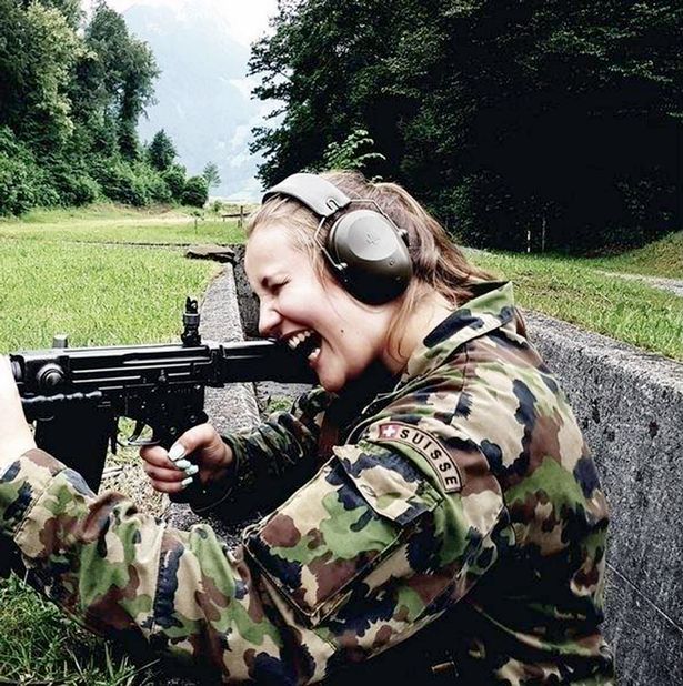 Πονοκέφαλος για τον ελβετικό στρατό οι selfies από τις όμορφες στρατιωτίνες - Φωτογραφία 4