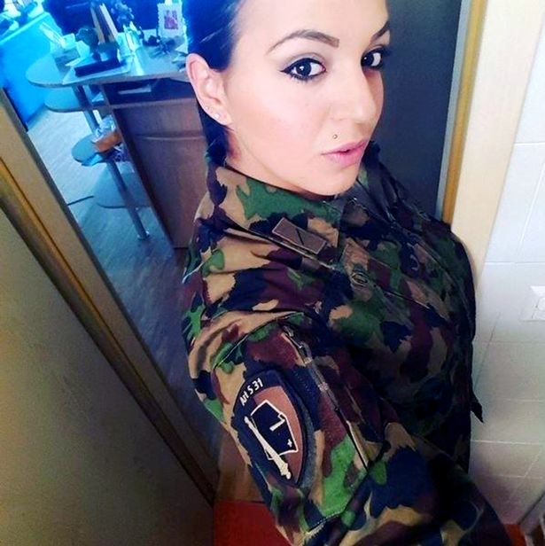 Πονοκέφαλος για τον ελβετικό στρατό οι selfies από τις όμορφες στρατιωτίνες - Φωτογραφία 6