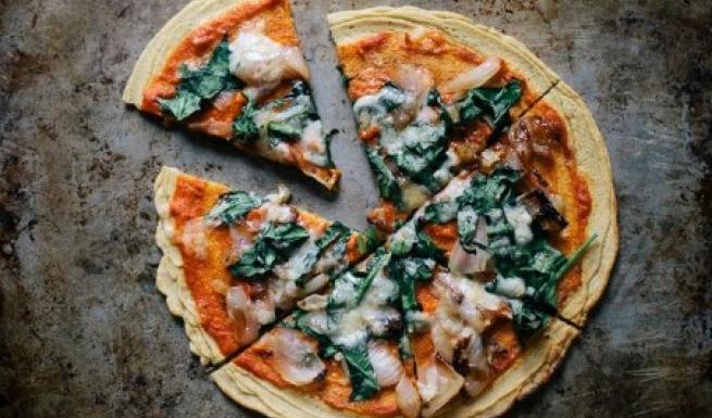 Η συνταγή για πίτσα χωρίς ζύμη που θα σε ξετρελάνει - Φωτογραφία 1