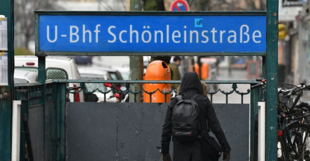 Για απόπειρα ανθρωποκτονίας κατηγορούνται οι νεαροί που πυρπόλησαν άστεγο στο Βερολίνο - Φωτογραφία 1