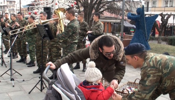 Χριστουγεννιάτικες μελωδίες από την 9η ταξιαρχία στην κεντρική πλατεία των Γρεβενών – VIDEO - Φωτογραφία 1