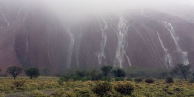 Έντονη βροχή μετέτρεψε μονόλιθο σε καταρράκτη στην Αυστραλία - Φωτογραφία 1