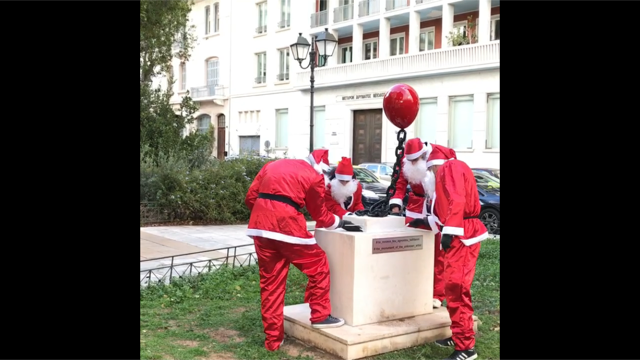 Δεν ξανάγινε! Άη Βασίληδες έστησαν ένα άγαλμα στο κέντρο της Αθήνας σε 15″ μπροστά στους περαστικούς - Φωτογραφία 4