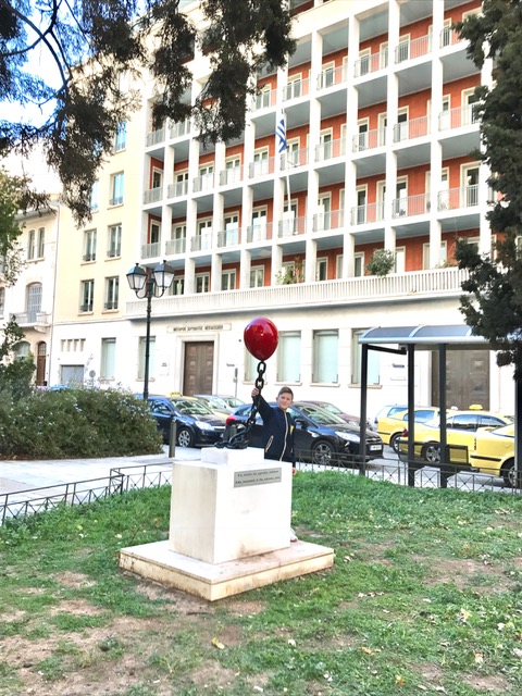 Δεν ξανάγινε! Άη Βασίληδες έστησαν ένα άγαλμα στο κέντρο της Αθήνας σε 15″ μπροστά στους περαστικούς - Φωτογραφία 5