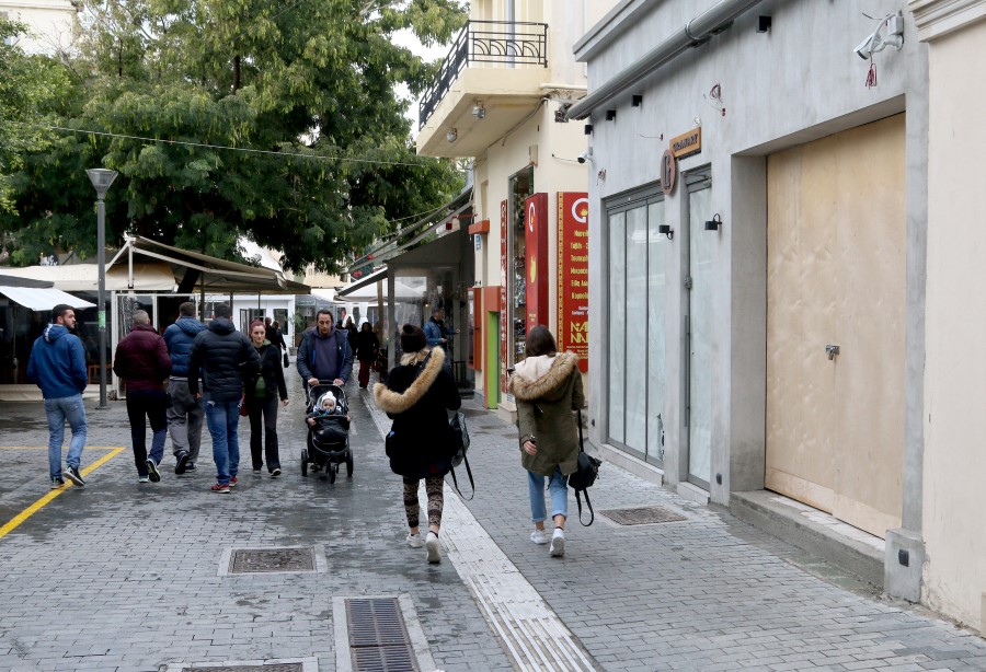 ΗΡΑΚΛΕΙΟ: Ψάχνουν αυτούς που πέταξαν την εκρηκτική ύλη στο κατάστημα [photos] - Φωτογραφία 3