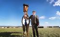 Άλογο ντύθηκε με ρούχα πρώην μαθητευόμενης του Alexander MacQueen - Φωτογραφία 3