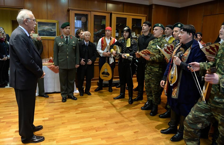 Πρωτοχρονιάτικα κάλαντα στον Αναπληρωτή Υπουργό Εθνικής Άμυνας Δημήτρη Βίτσα, ενώπιον των Αρχηγών των Γενικών Επιτελείων - Φωτογραφία 1