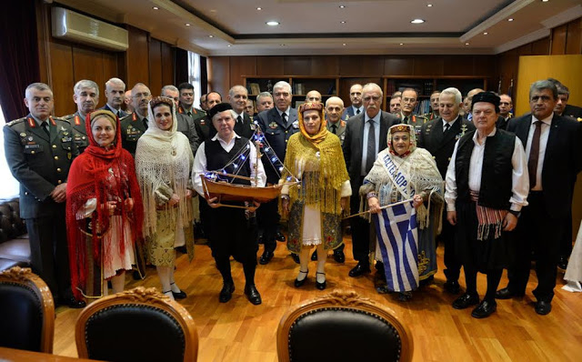 Πρωτοχρονιάτικα κάλαντα στον Αναπληρωτή Υπουργό Εθνικής Άμυνας Δημήτρη Βίτσα, ενώπιον των Αρχηγών των Γενικών Επιτελείων - Φωτογραφία 5