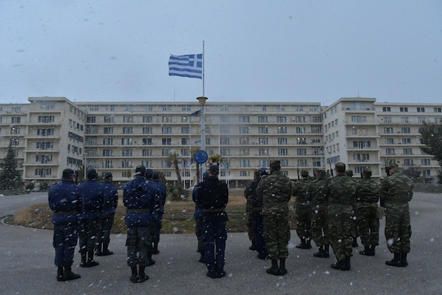 Το ΥΠΕΘΑ στην …κατάψυξη! Ο χιονιάς στη Μεσογείων - Φωτογραφία 2