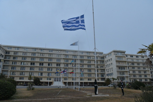 Το ΥΠΕΘΑ στην …κατάψυξη! Ο χιονιάς στη Μεσογείων - Φωτογραφία 3