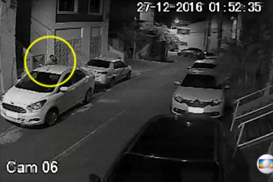 Βίντεο ντοκουμέντο: Βγάζουν το πτώμα του Κυριάκου Αμοιρίδη από το σπίτι - Φωτογραφία 1