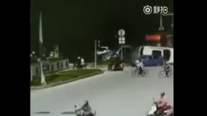 ΣΟΚΑΡΙΣΤΙΚΗ καραμπόλα: Φορτηγό σκόρπισε τον ΘΑΝΑΤΟ... [video] - Φωτογραφία 1