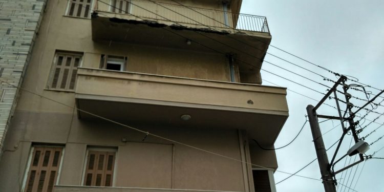 Κρήτη: Κίνδυνος από μπαλκόνι στο κέντρο του Ηρακλείου…λόγω καιρού - Φωτογραφία 1