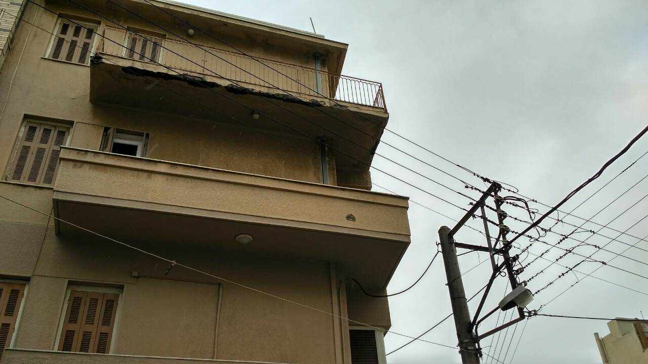 Κρήτη: Κίνδυνος από μπαλκόνι στο κέντρο του Ηρακλείου…λόγω καιρού - Φωτογραφία 2
