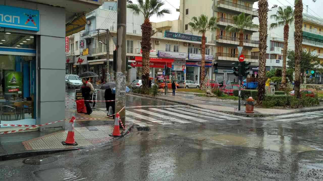 Κρήτη: Κίνδυνος από μπαλκόνι στο κέντρο του Ηρακλείου…λόγω καιρού - Φωτογραφία 4