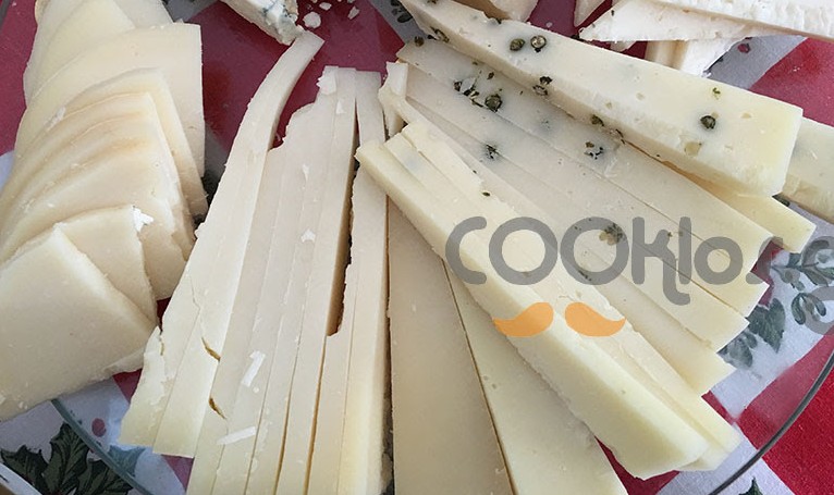 Η συνταγή της Ημέρας: Ποικιλία με ελληνικά ιδιαίτερα τυριά και μπλέ τυρί - Φωτογραφία 1