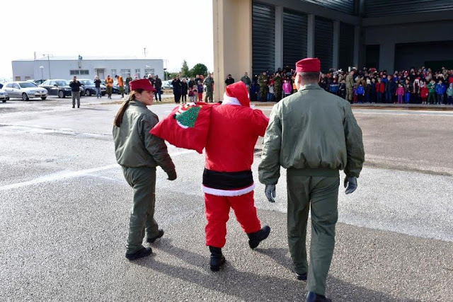 Ο Άγιος Βασίλης ήρθε στην 1η ΤΑΞΑΣ με ελικόπτερο - Φωτογραφία 10